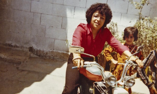 Iclal Sürmeli op de motor van een kennis in het dorp in Urfa in Turkije, 1977. Prive album