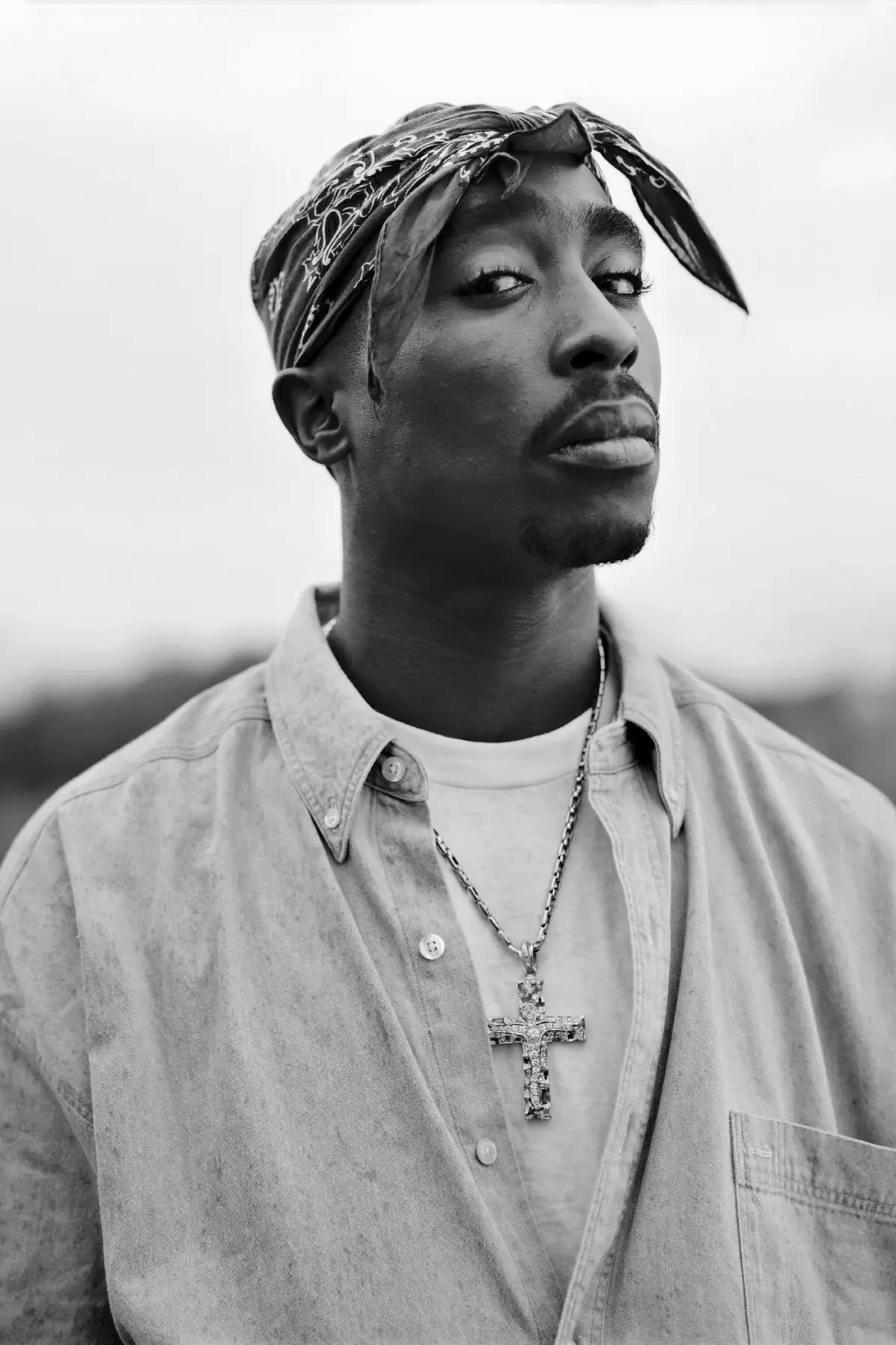 Zwart wit foto van rapper Tupac Shakur gefotografeerd door Dana Lixenberg voor het Amerikaanse muziekblad Vibe