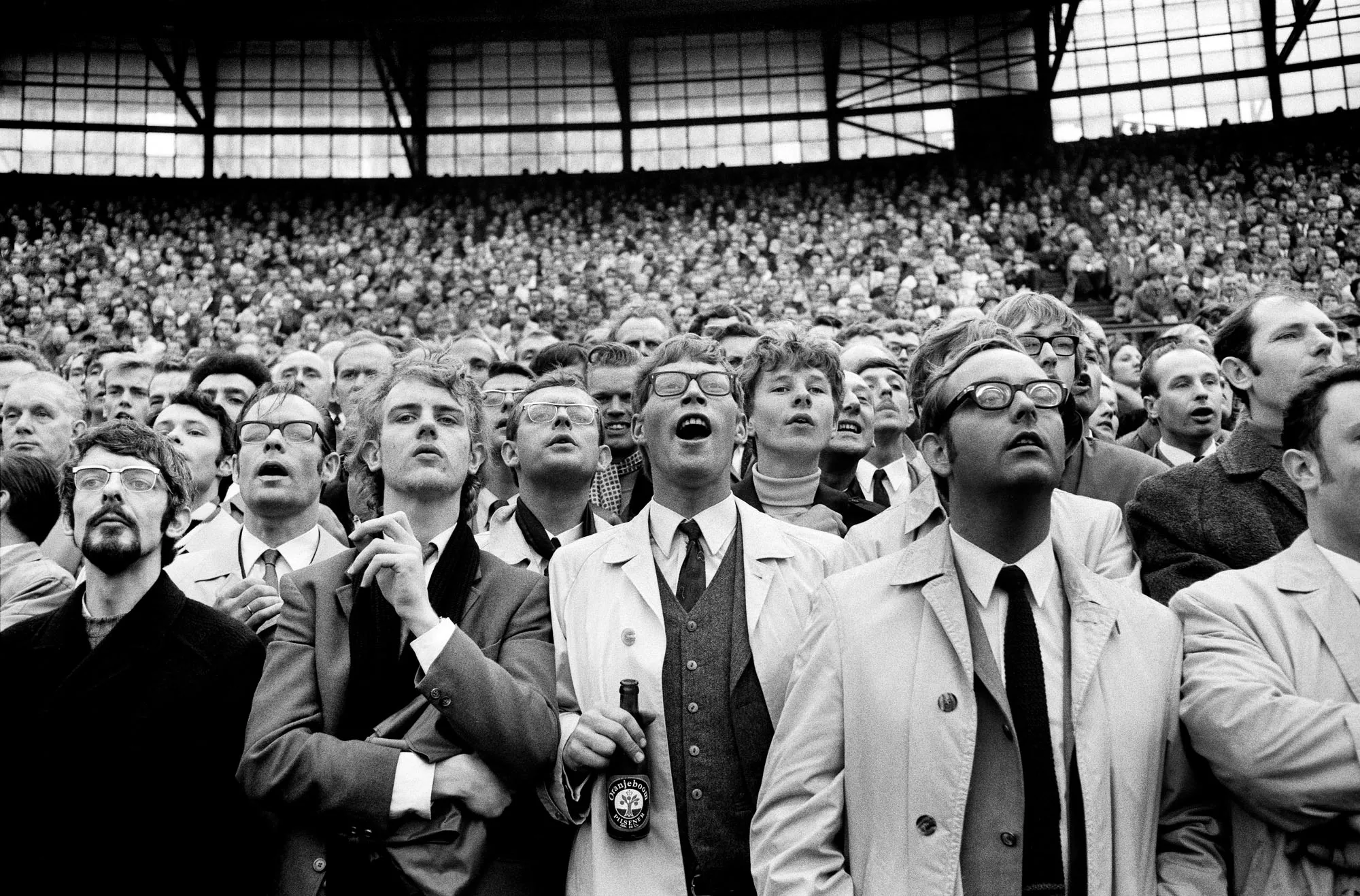 Toeschouwers bij voetbalwedstrijd Feyenoord-Ajax in de Kuip Rotterdam 1969 gefotografeerd door Vincent Mentzel
